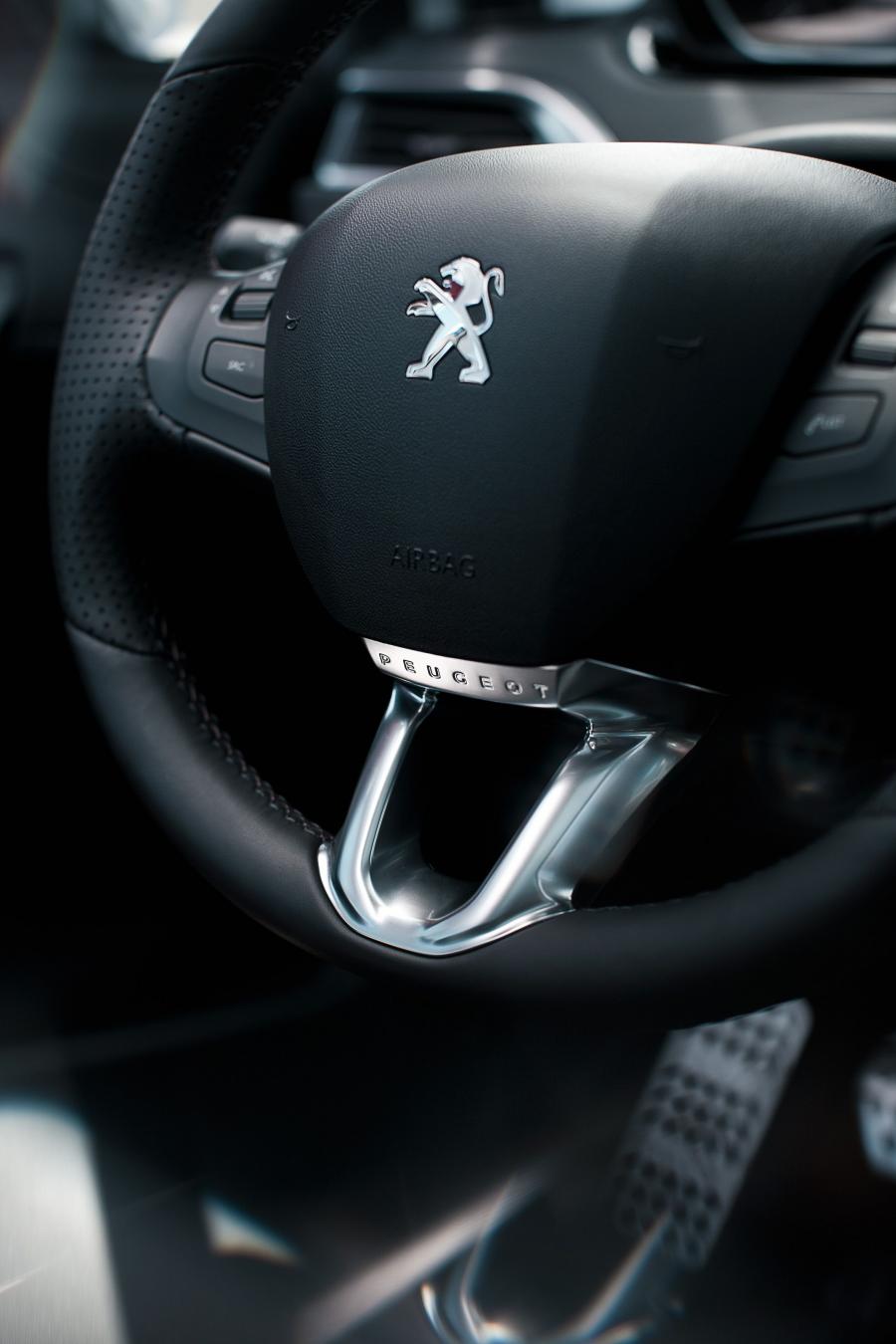  Peugeot 208 3-Door 2013 года  (фото 23 из 31)